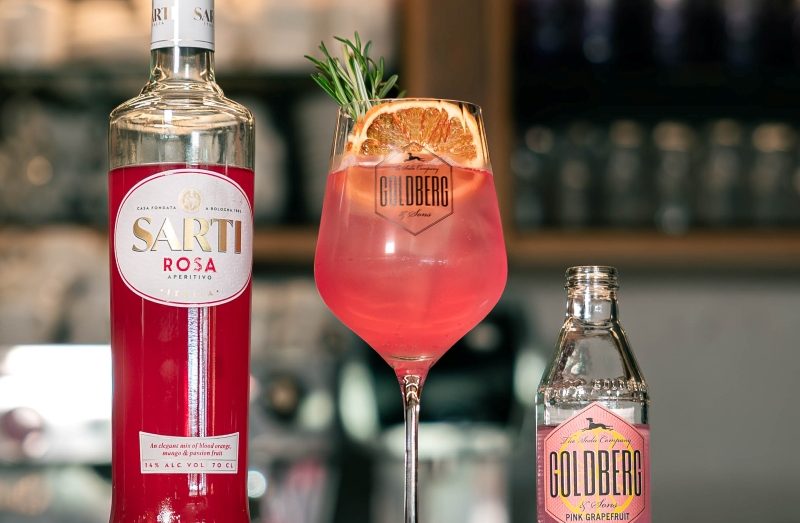 Cocktails Pinkfarbene Cocktails mit Eis und Grapefruit.