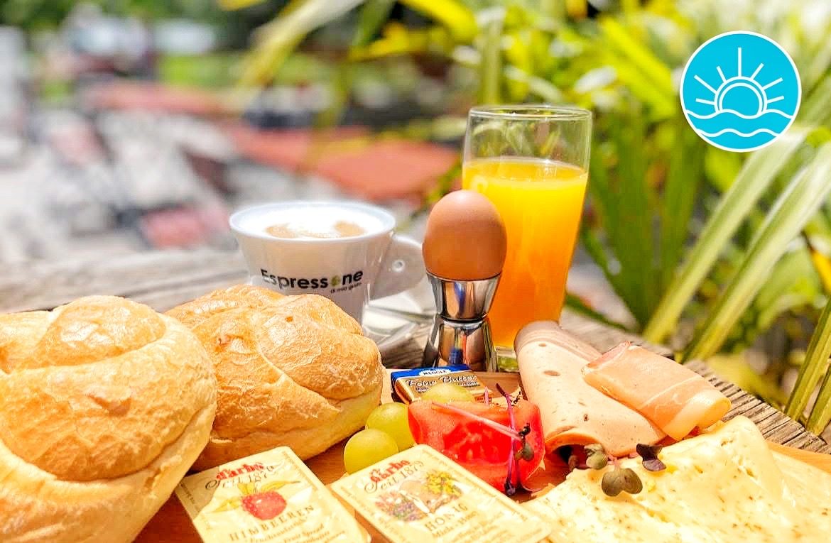 Frühstücken Frühstücken mit frischen Brötchen, Ei, Wurst, Käse und Getränken in der grünen Location am Krummweiher.