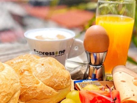 Großes Sonnenfrühstück mit Freunden genießen.