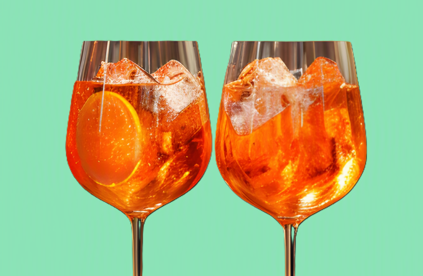 Pinkfarbene Cocktails mit Eis und Grapefruit.