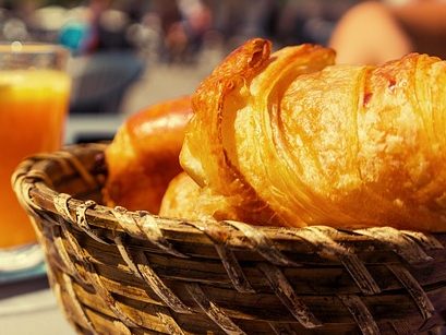 Französisches Frühstück mit Croissants.