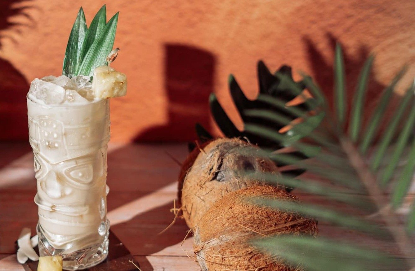 Pinkfarbene Cocktails mit Eis und Grapefruit.