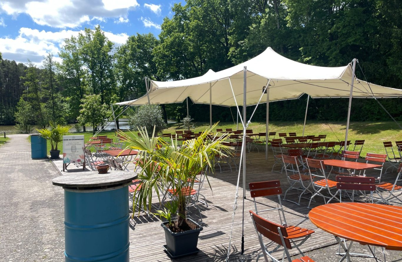 Bunte Vesperplatte mit Wurst, Käse, Brezeln, Radieschen, Zwiebeln und Krustenbrot.