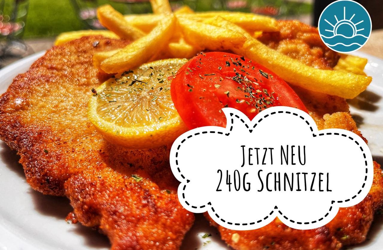 Pfannenschnitzel mit Beilagen und als Schnitzel-Sandwiches mit Salat belegt.